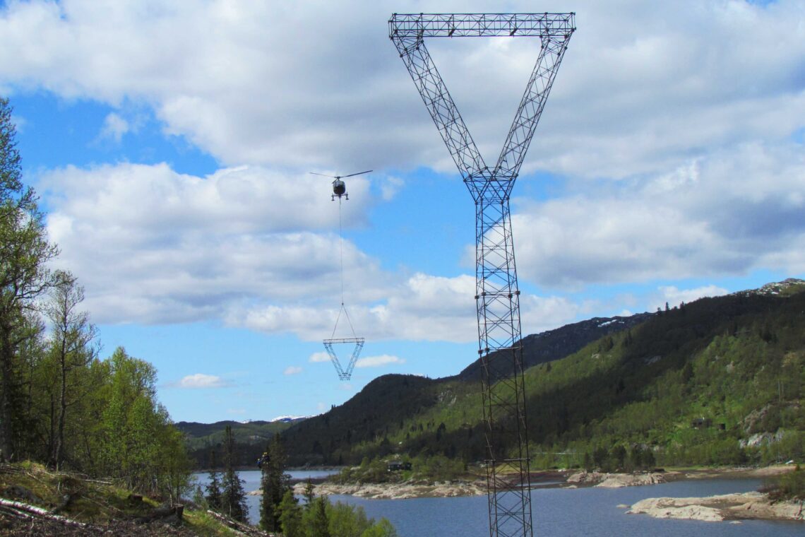 Helikoptermontasje av høyspentmast.