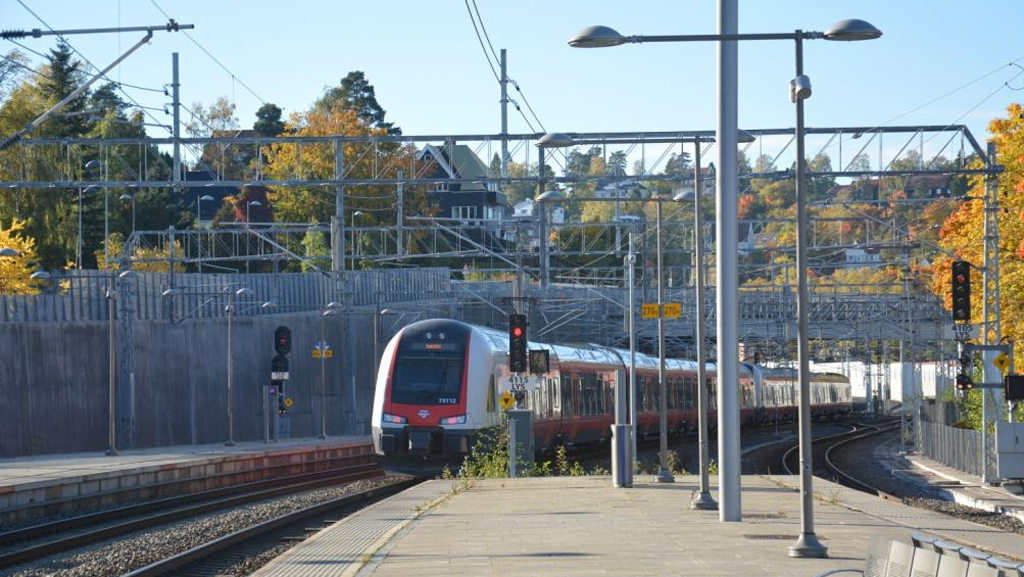 Master og kjøreledningsoppheng på jernbanestasjon.