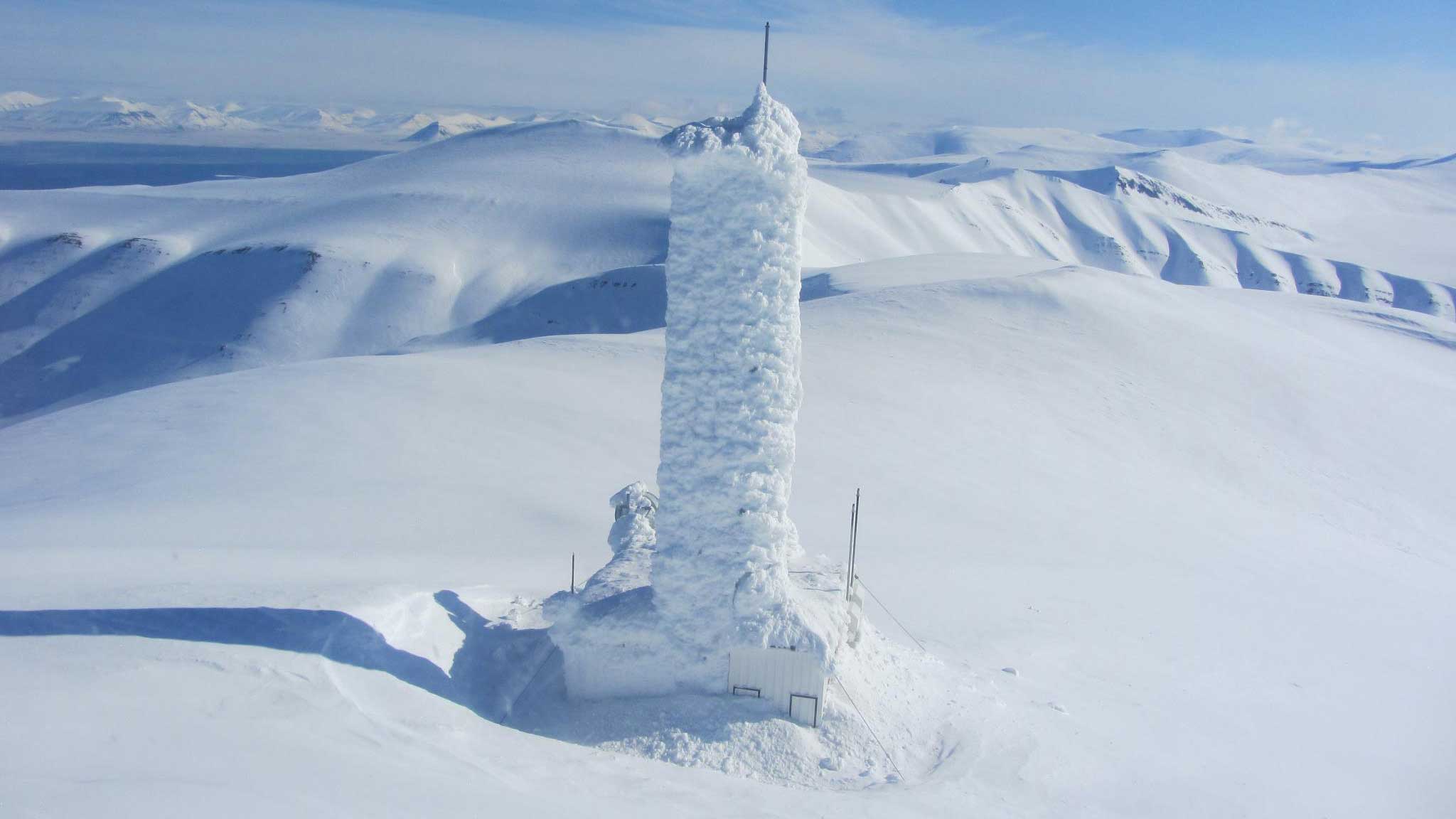 Nedsnødd mast på målestasjon.