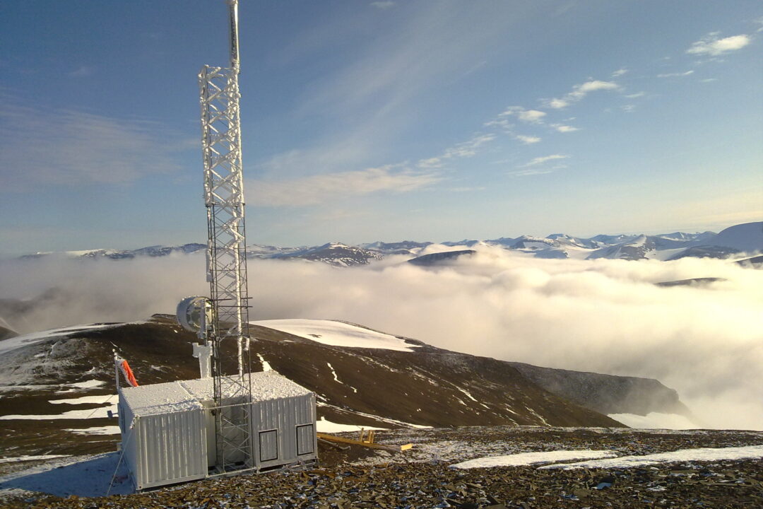 Firkantet rett mast på målestasjon.