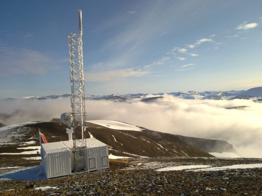 Firkantet rett mast på målestasjon.