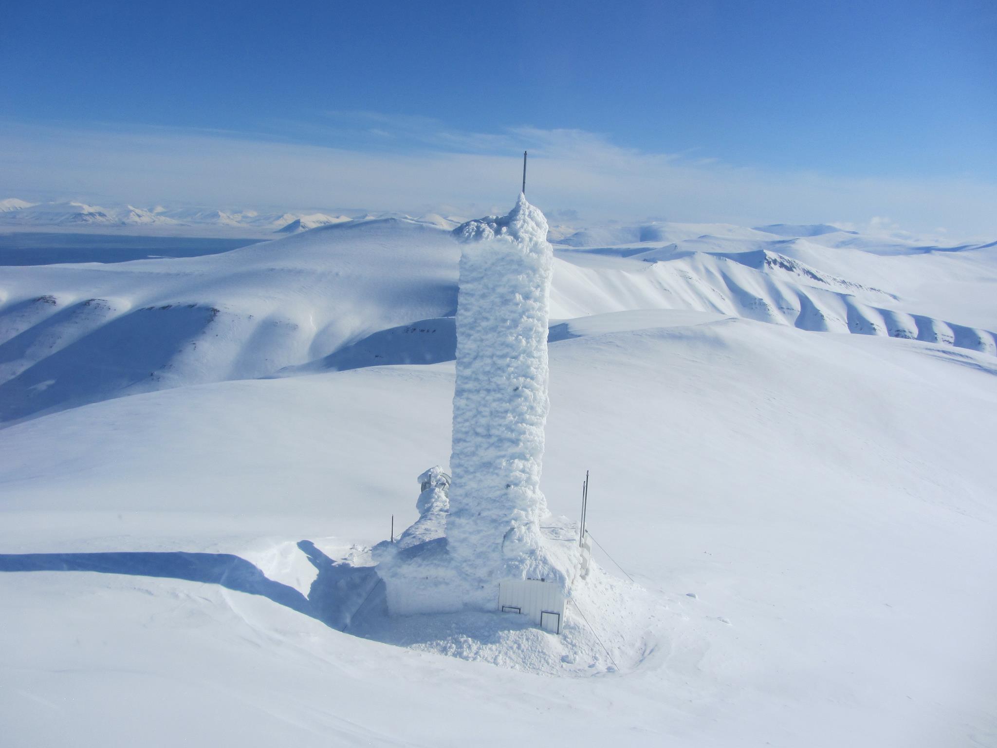 Nedsnødd mast på målestasjon.